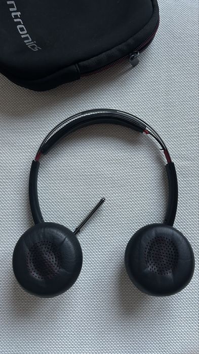 Voyager Focus UC B825-M + bolsa + cabo de carregamento