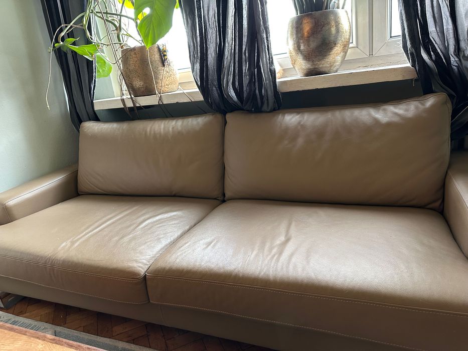 Skórzana, solidna kanapa w kolorze beżu