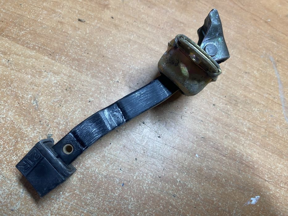 Mitsubishi Lancer 9 обмежувач, ограничитель передней левой двери Лансе