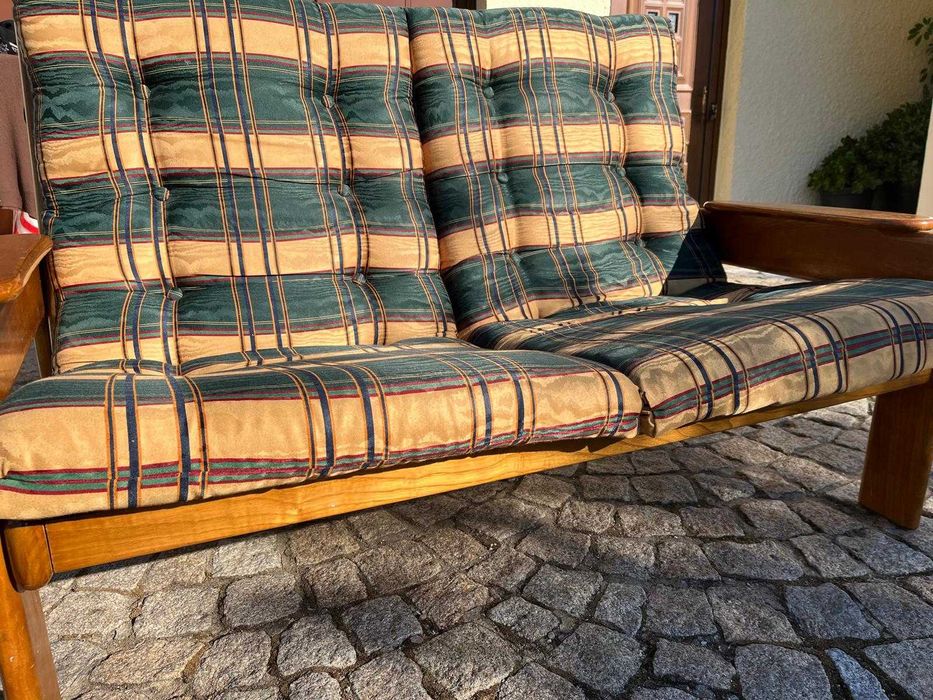 Sofá antigo em madeira almofadado