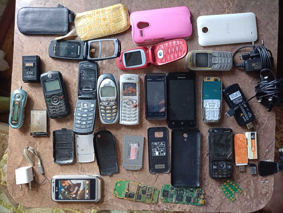 Cтарі мобільні телефони Siemens Motorola Samsung Nokia Fly Lenovo та всяке до них.