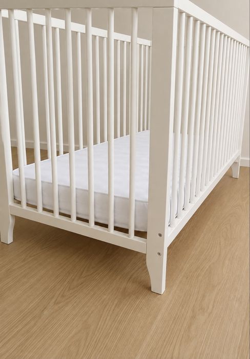Cama de bebe com colchao IKEA