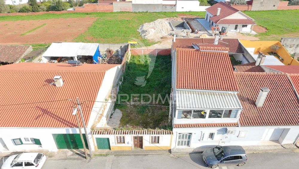 Ruína com projecto de reabilitação