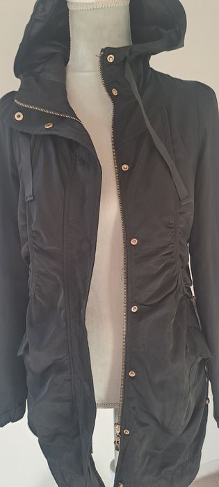 Casaco/ Parka preto, com detalhes diferentes Tam 38