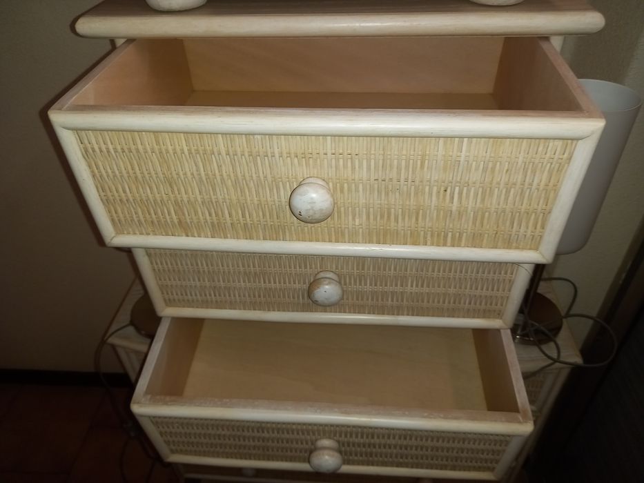 Cómoda,2 mesas cabeceira com 2 candeeiros.