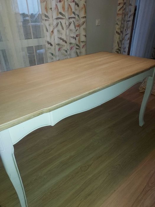 Mesa de sala de jantar do Gato Preto