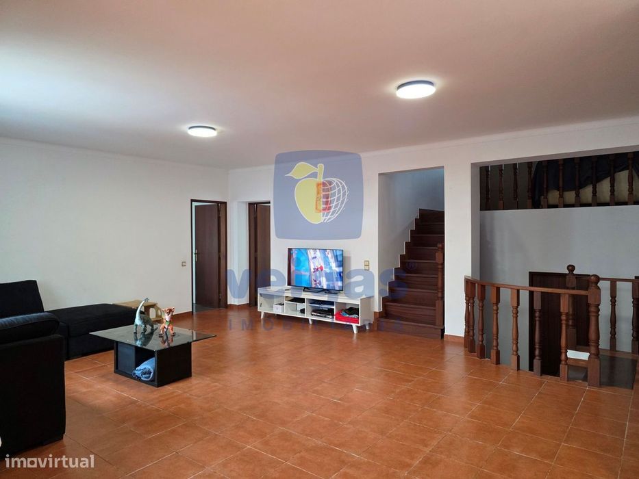 Moradia T5 com 343 m² de área bruta, sala de 40 m², mezzanine e terraç