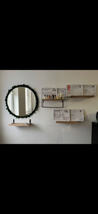 Стулья и зеркало и полочки