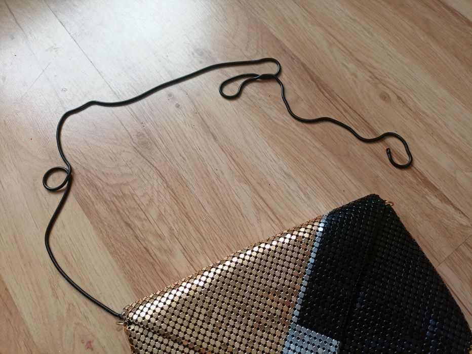 Kopertówka w cekiny błyszcząca, kolory czarny srebrny i złoty