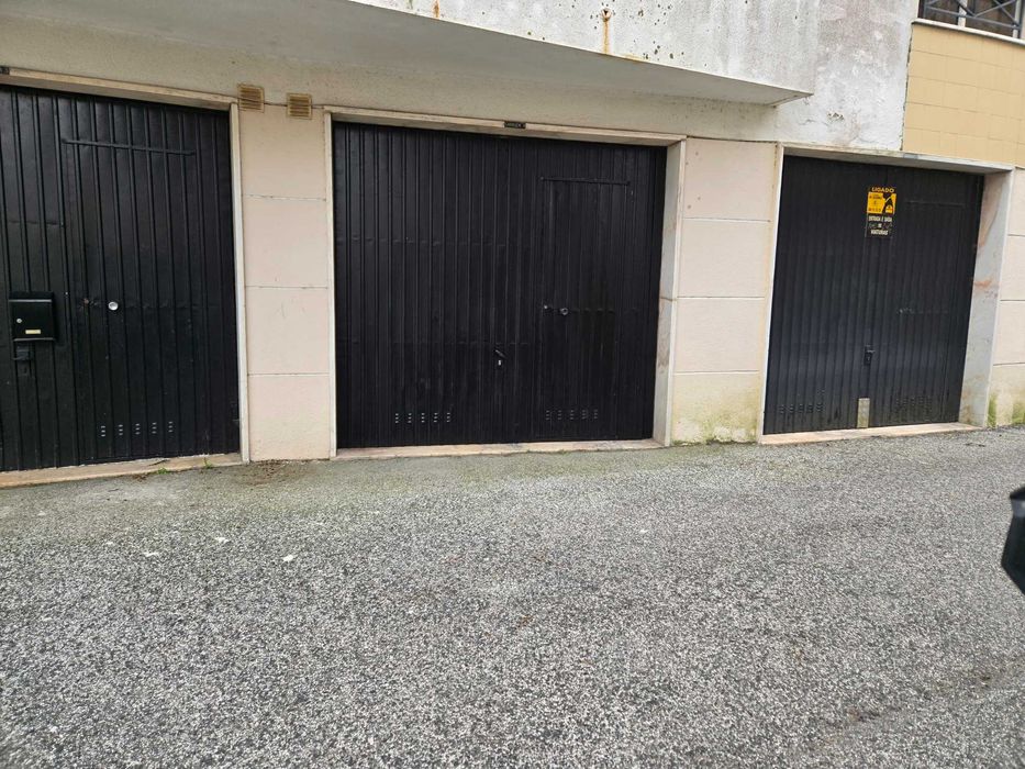 Garagem Fechada (Box)  – c/ WC Privativo, eletricidade e água