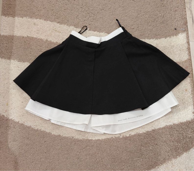 Чорна спідниця на дівчинку підлітка