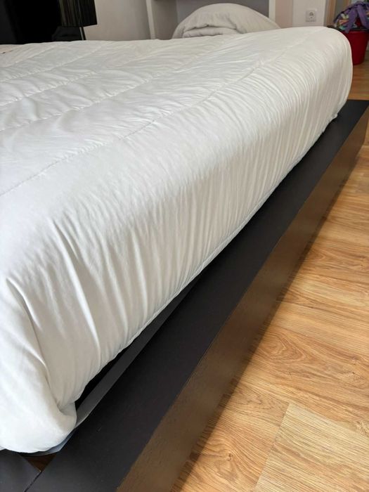 Cama de Casal preta - Madeira de boa qualidade design moderno
