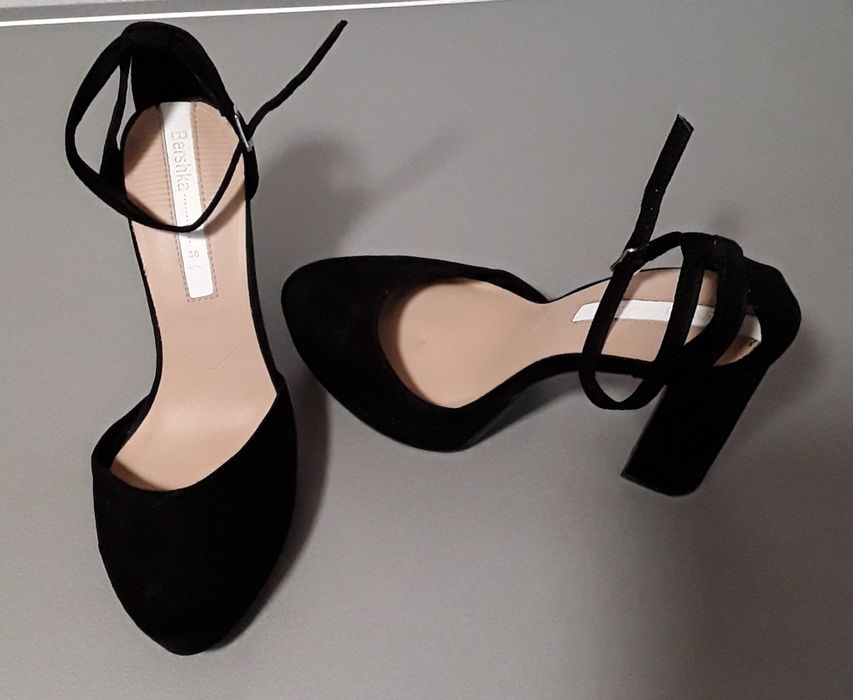 Sapatos/Sandalias pretas Bershka com salto alto, tamanho 38