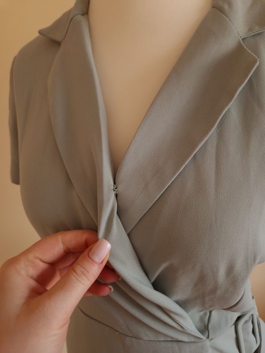 Elegancka kopertowa sukienka podkreślająca talię Mango roz. M