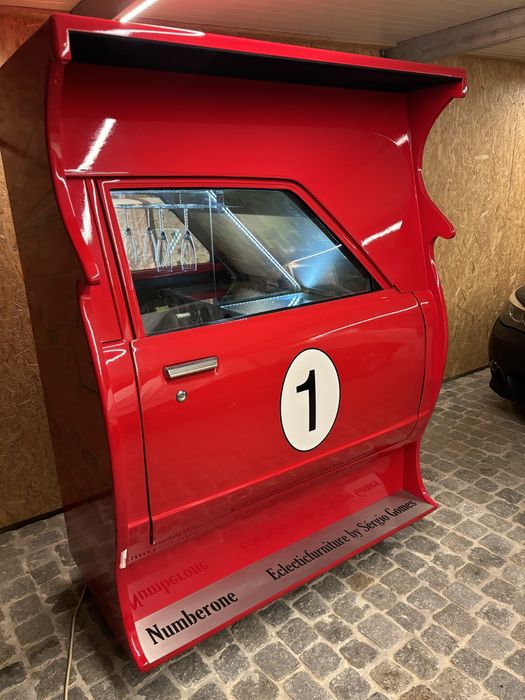 bar produzido com porta de automóvel