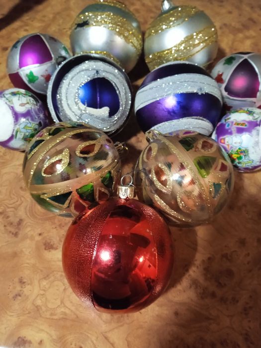 Набір пластикових ялинкових кульок/іграшок — легкі, не б’ються