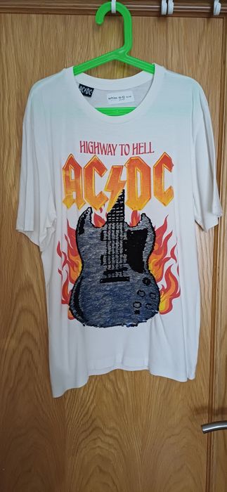 Tshirt acdc que muda de cor para miudos em bom estado