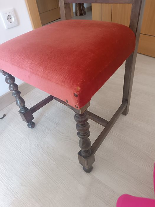 Cadeira antiga em muito bom estado