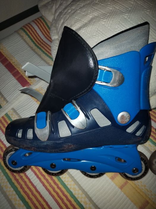 Patins em linha azuis