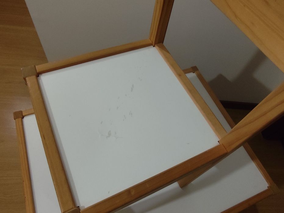 Mesa com 2 cadeiras de criança