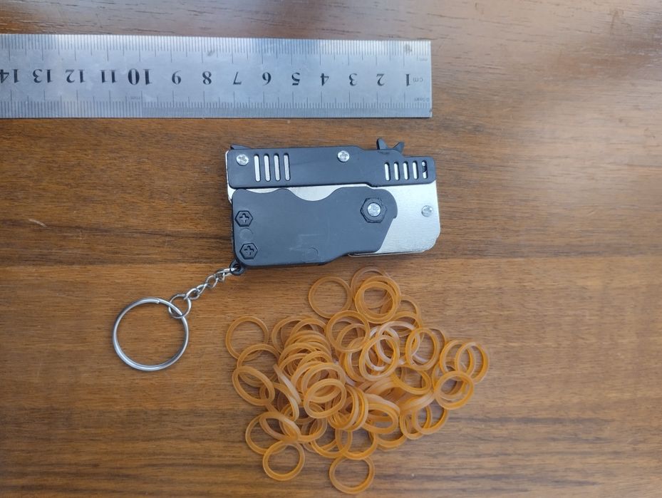 Пистолет брелок стреляющей резинками