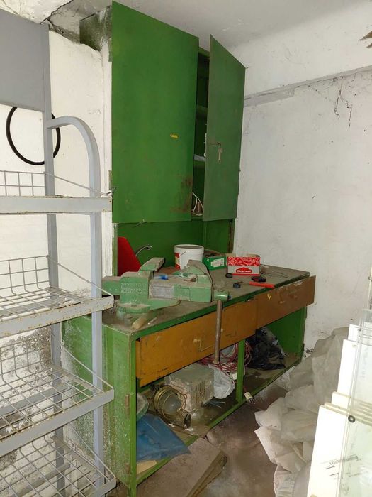 Слесарый верстак с тисками