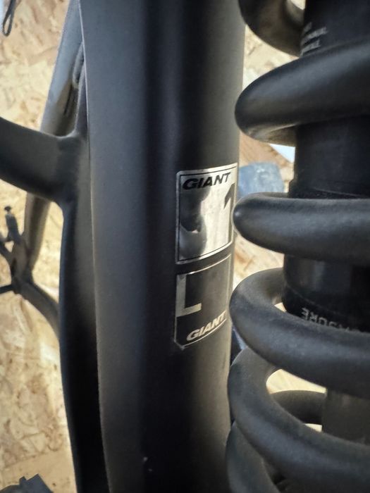 Quadro Giant Glory com amortecedor RockShox Vivid R2C