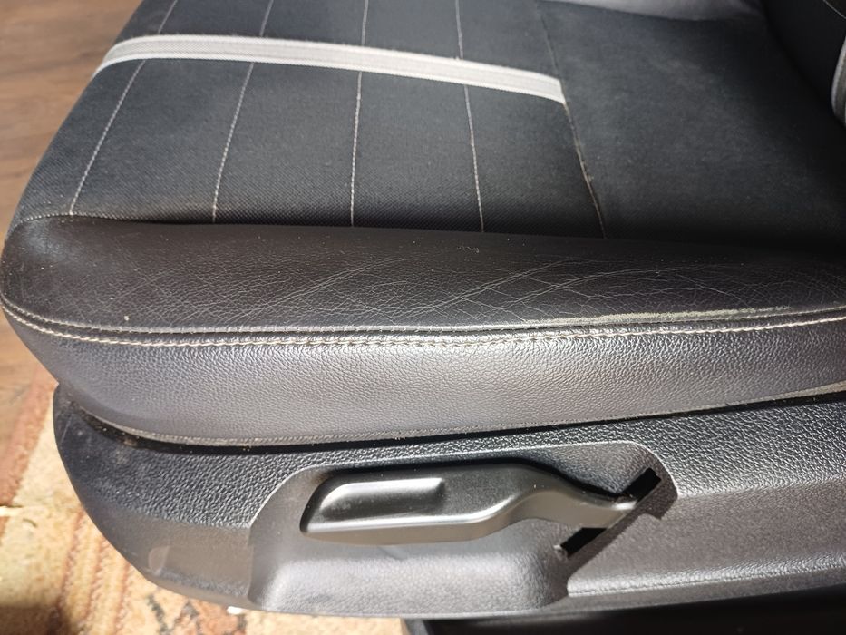 Fotele przód, kanapa tył, Ford Kuga Mk 1 2.0 tdci

Fotele przód