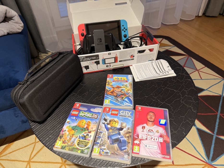 Nintendo Switch 1 + 4 gry