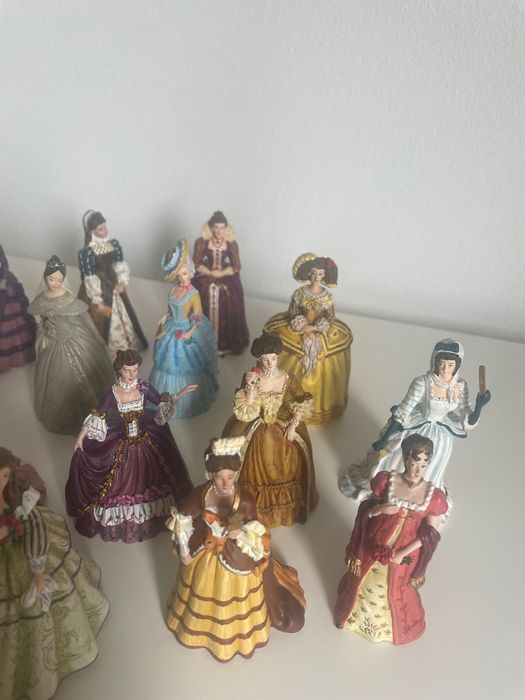 Coleção bonecas com trajes senhoriais