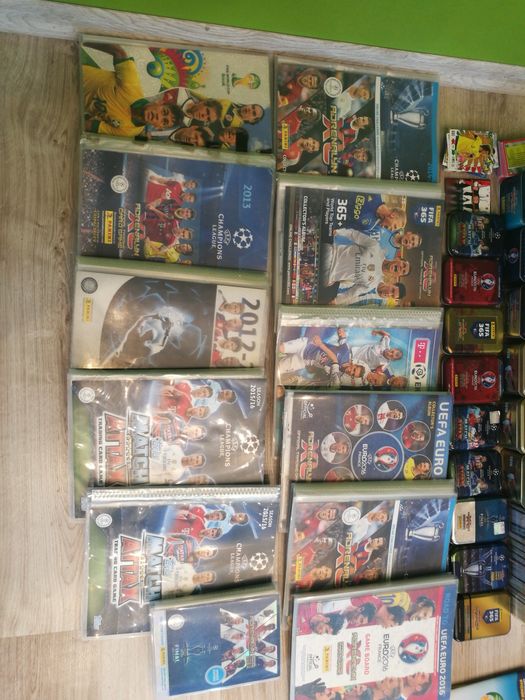 Karty piłkarskie, albumy z naklejkami, puszki i specjalne