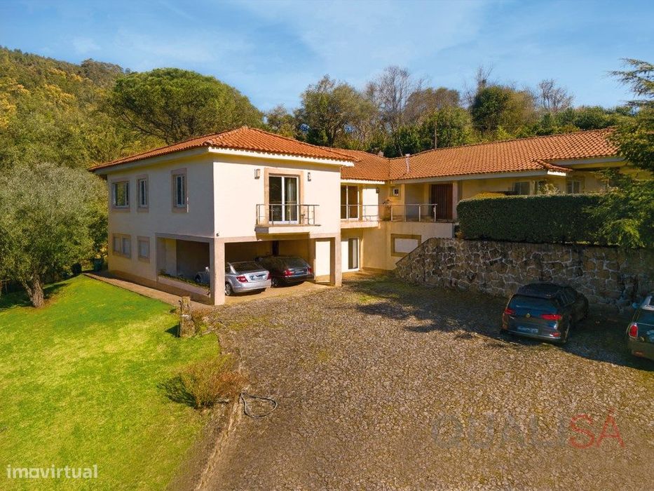 Moradia com piscina, jardim e bosque localizada na Encosta do Bom J...