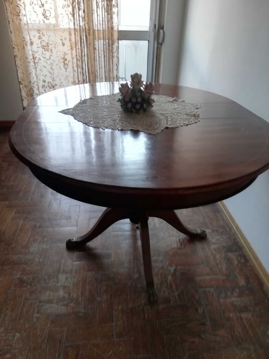 Mesa de madeira escura antiga. Dimensão adaptável
