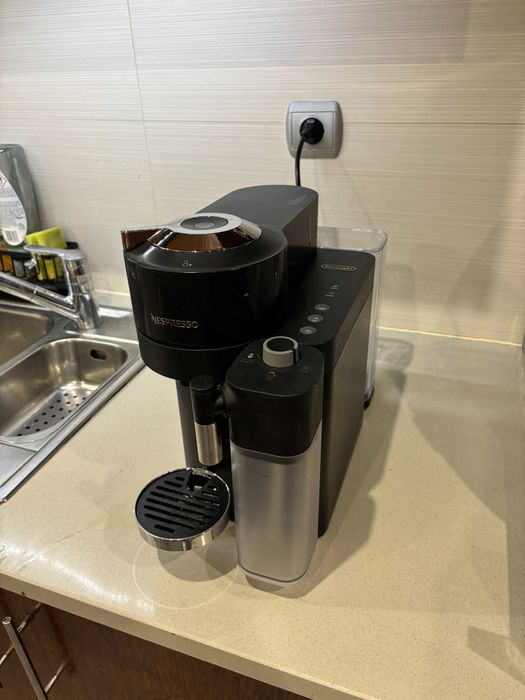 Máquina de café Nespresso ENV3000.B Vertuo Lattissima.