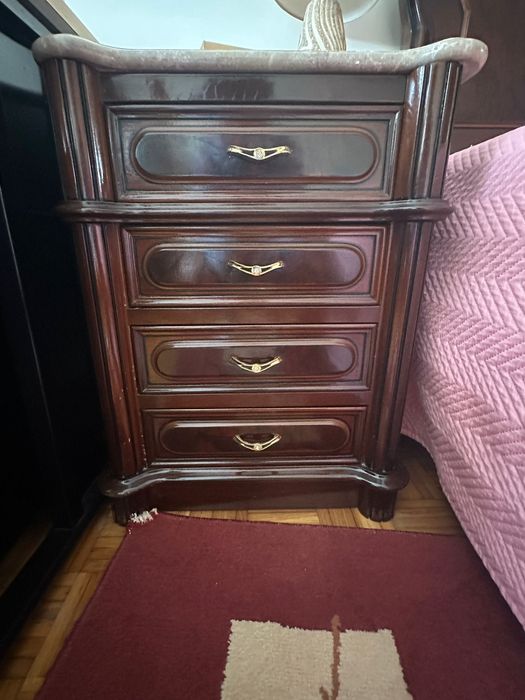 Cama e mesas de cabeceira de madeira maciça em bom estado