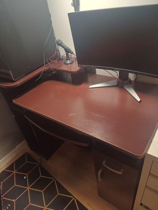 Biurko komputerowe narożne, z półką na klawiaturę i szafką