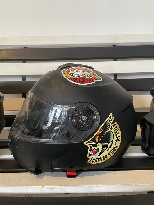 Três capacetes de mota