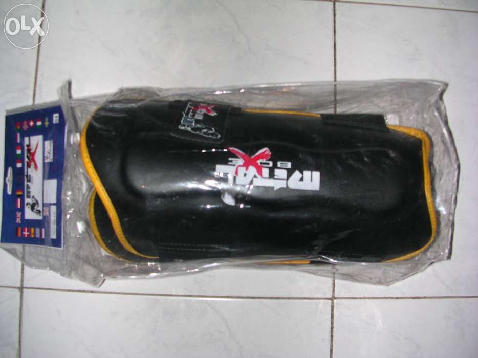 Luvas de Boxing e caneleiras Novas