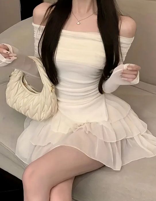 Шикозний топ з відкритими плечима та спідниця з високою талією