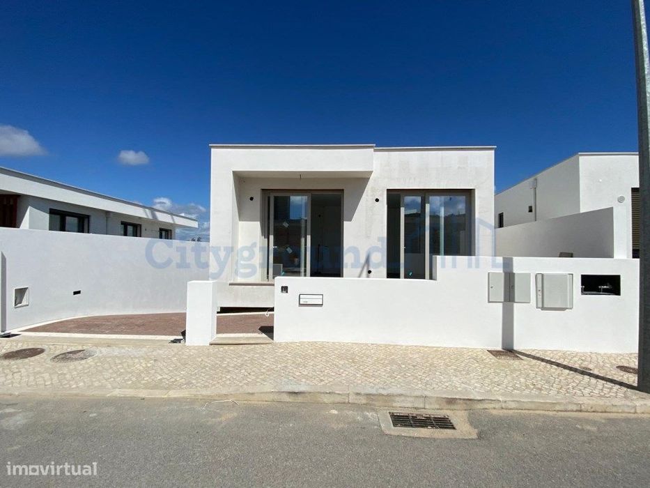 Moradia T2 com garagem e piscina junto à praia