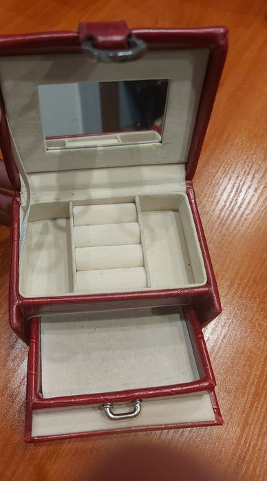 Kuferek mały czerwony na biżuterię