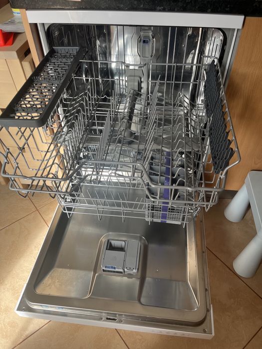 Máquina de lavar loiça Beko DFN16420W (perde água)
