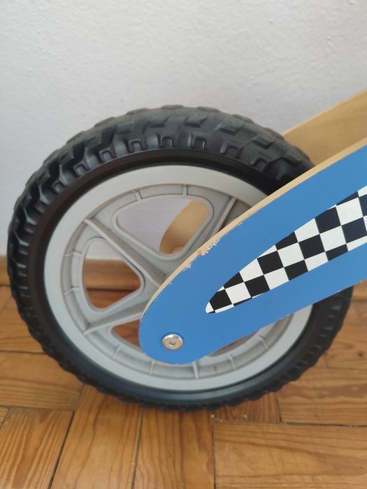 Bicicleta sem pedais de madeira