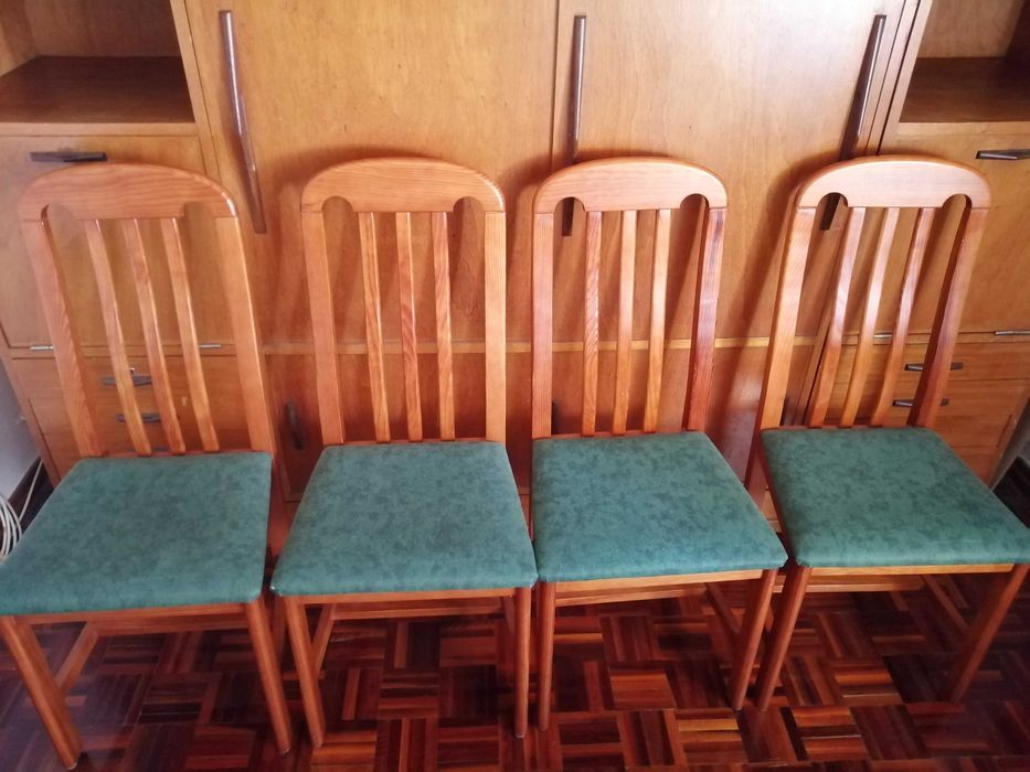 Mesa redonda extensivel e cadeiras madeira maciça.