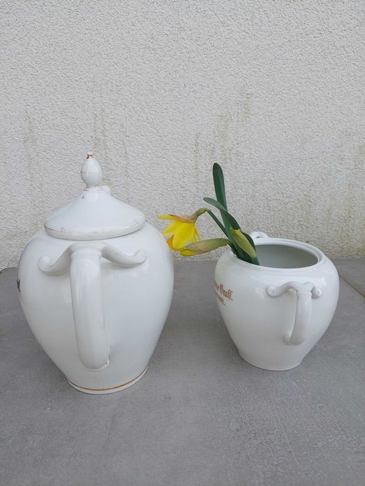 Dziewiętnastowieczny porcelanowy dzbanek z cukiernicą