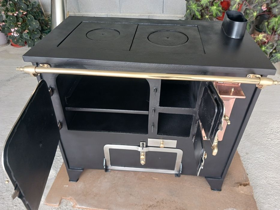 Vendo Fogão de lenha tradicional rústico    em ferro com  forno estufa e reservatório de agua com torneira em cobre ,,,em excelente estado..medidas