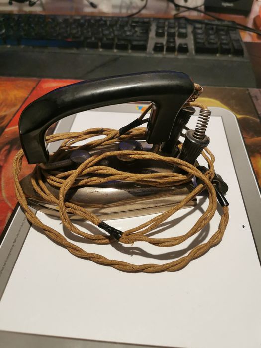 Ferro de engomar antigo