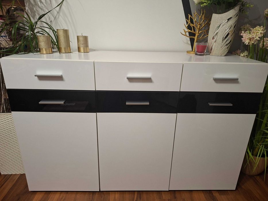 Komoda biala polysk z czarnymi dodatkami.
