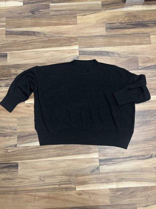 Czarny sweter oversize