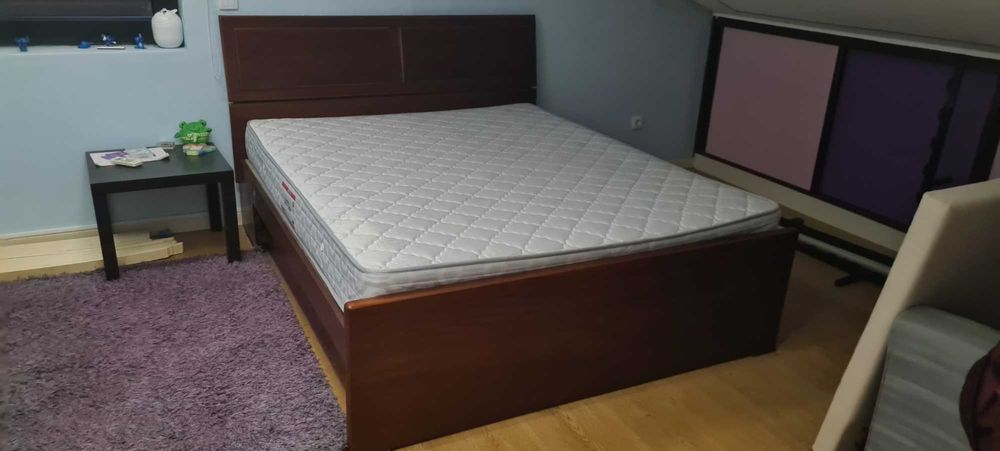 Cama de casal em madeira maciça. Com quatro gavetões.
